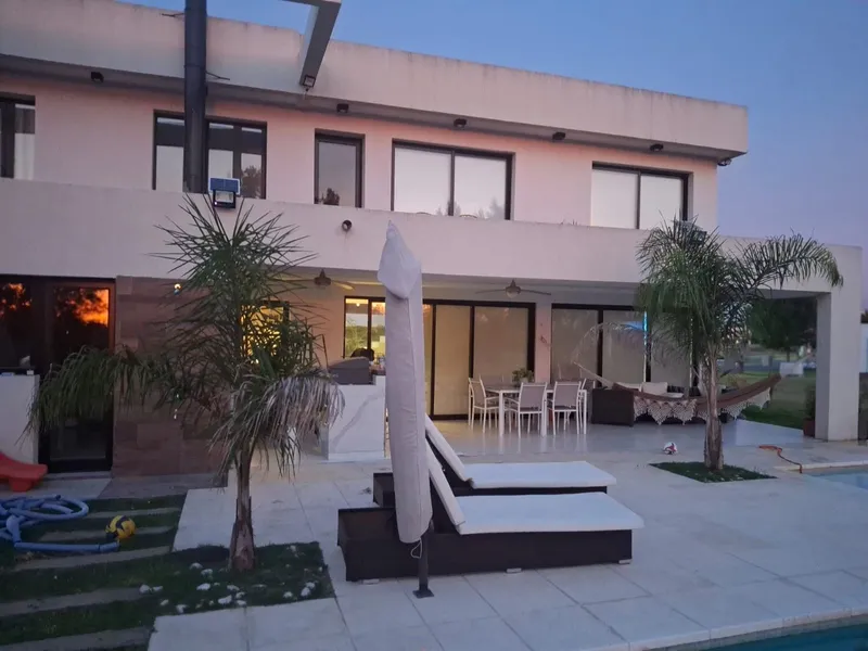 Casa en venta · Ezeiza, GBA Sur, Provincia de Buenos Aires Casa en venta · Ezeiza, GBA Sur, Provincia de Buenos Aires