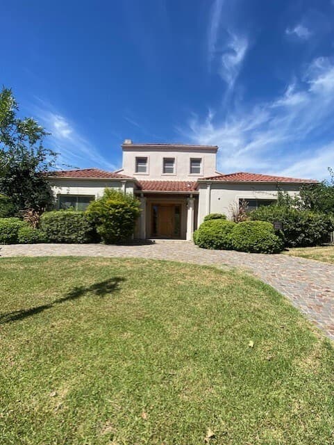 Casa en venta · Los Jazmines, Pilar Del Este, Pilar, GBA Norte, Provincia de Buenos Aires Casa en venta · Los Jazmines, Pilar Del Este, Pilar, GBA Norte, Provincia de Buenos Aires