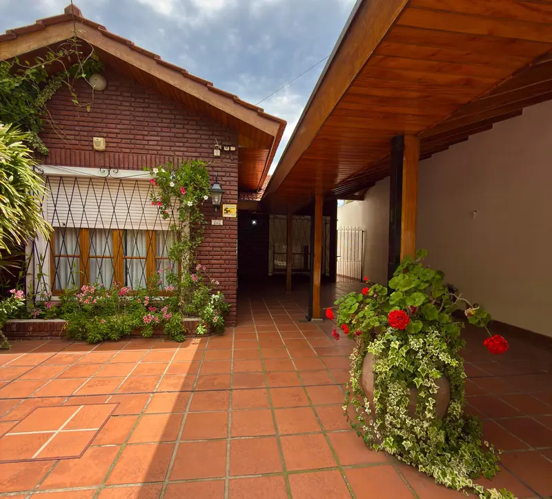 Casa en venta · Villa Sarmiento, Morón, GBA Oeste, Provincia de Buenos Aires Casa en venta · Villa Sarmiento, Morón, GBA Oeste, Provincia de Buenos Aires