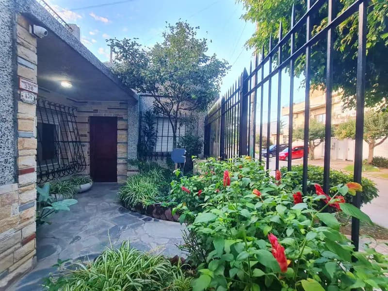Casa en venta · Villa Santos Tesei, Hurlingham, GBA Oeste, Provincia de Buenos Aires Casa en venta · Villa Santos Tesei, Hurlingham, GBA Oeste, Provincia de Buenos Aires