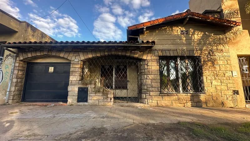 Casa en venta · Castelar, Morón, GBA Oeste, Provincia de Buenos Aires Casa en venta · Castelar, Morón, GBA Oeste, Provincia de Buenos Aires