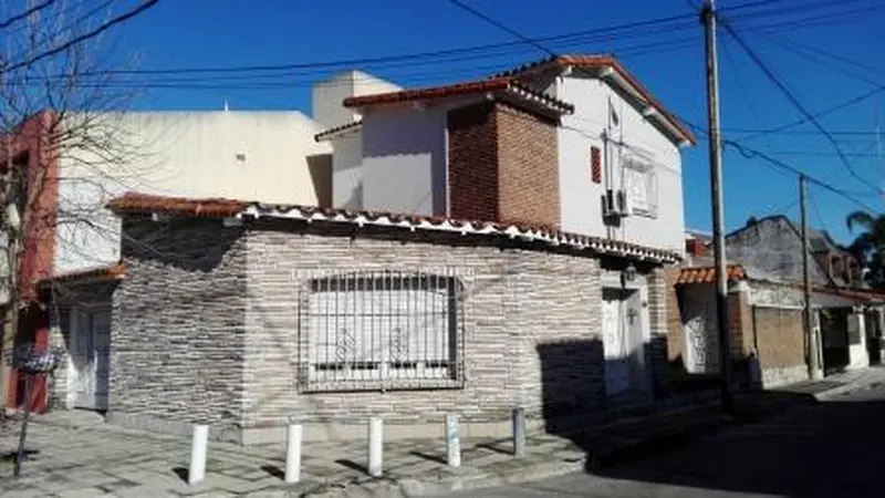 Casa en venta · Villa Sarmiento, Morón, GBA Oeste, Provincia de Buenos Aires Casa en venta · Villa Sarmiento, Morón, GBA Oeste, Provincia de Buenos Aires
