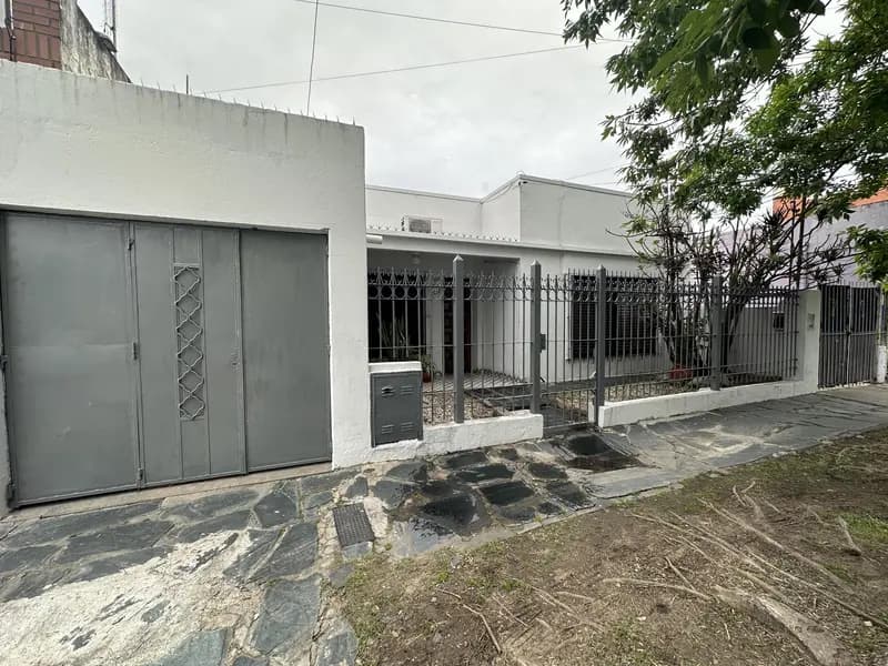 Casa en venta · Villa Santos Tesei, Hurlingham, GBA Oeste, Provincia de Buenos Aires Casa en venta · Villa Santos Tesei, Hurlingham, GBA Oeste, Provincia de Buenos Aires