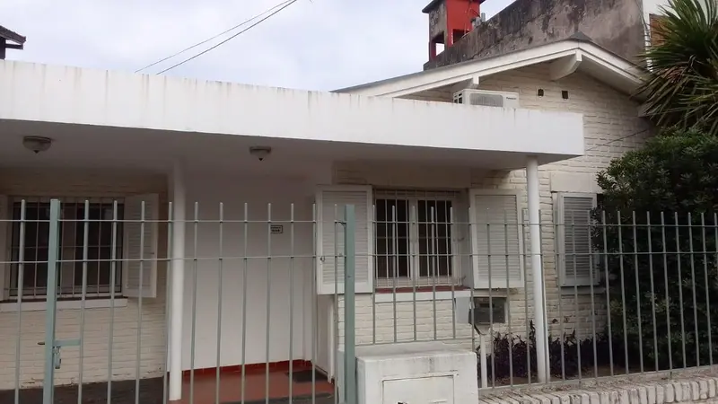Casa en venta · Castelar, Morón, GBA Oeste, Provincia de Buenos Aires Casa en venta · Castelar, Morón, GBA Oeste, Provincia de Buenos Aires