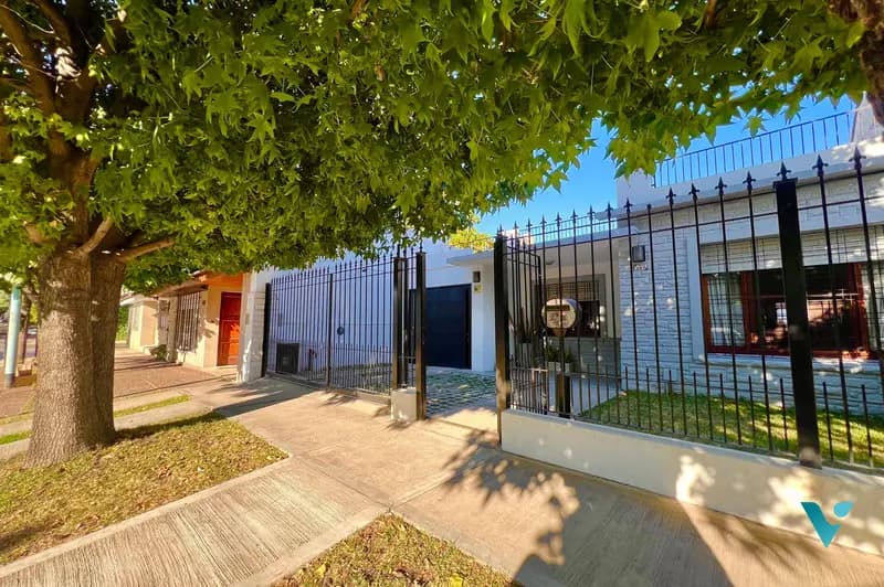 Casa en venta · Castelar, Morón, GBA Oeste, Provincia de Buenos Aires Casa en venta · Castelar, Morón, GBA Oeste, Provincia de Buenos Aires