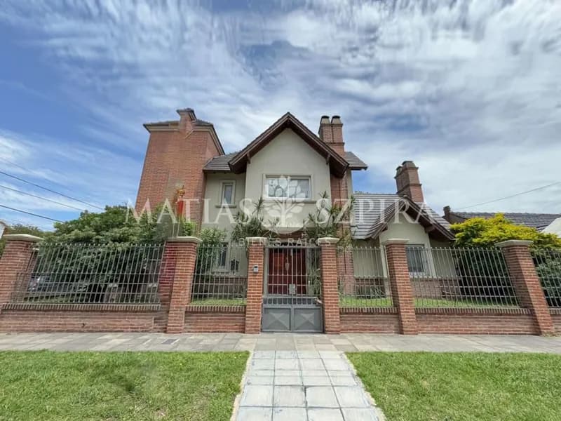 Casa en venta · Castelar, Morón, GBA Oeste, Provincia de Buenos Aires Casa en venta · Castelar, Morón, GBA Oeste, Provincia de Buenos Aires